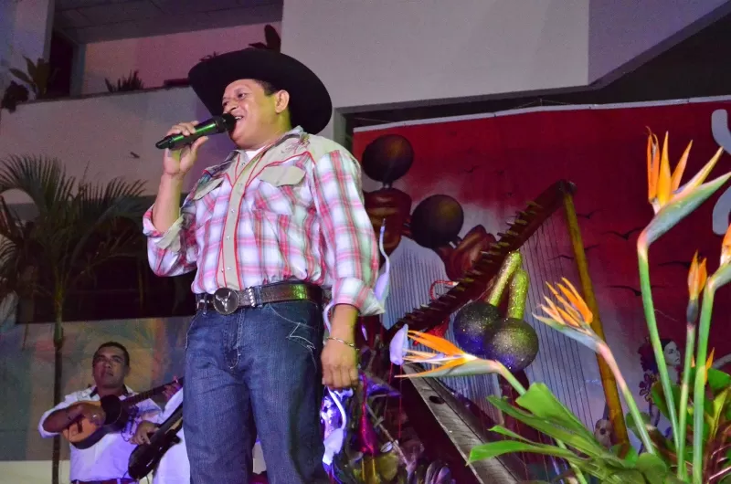 Cantó en la ceremonia de elección y coronación de la señorita Arauca 2013.